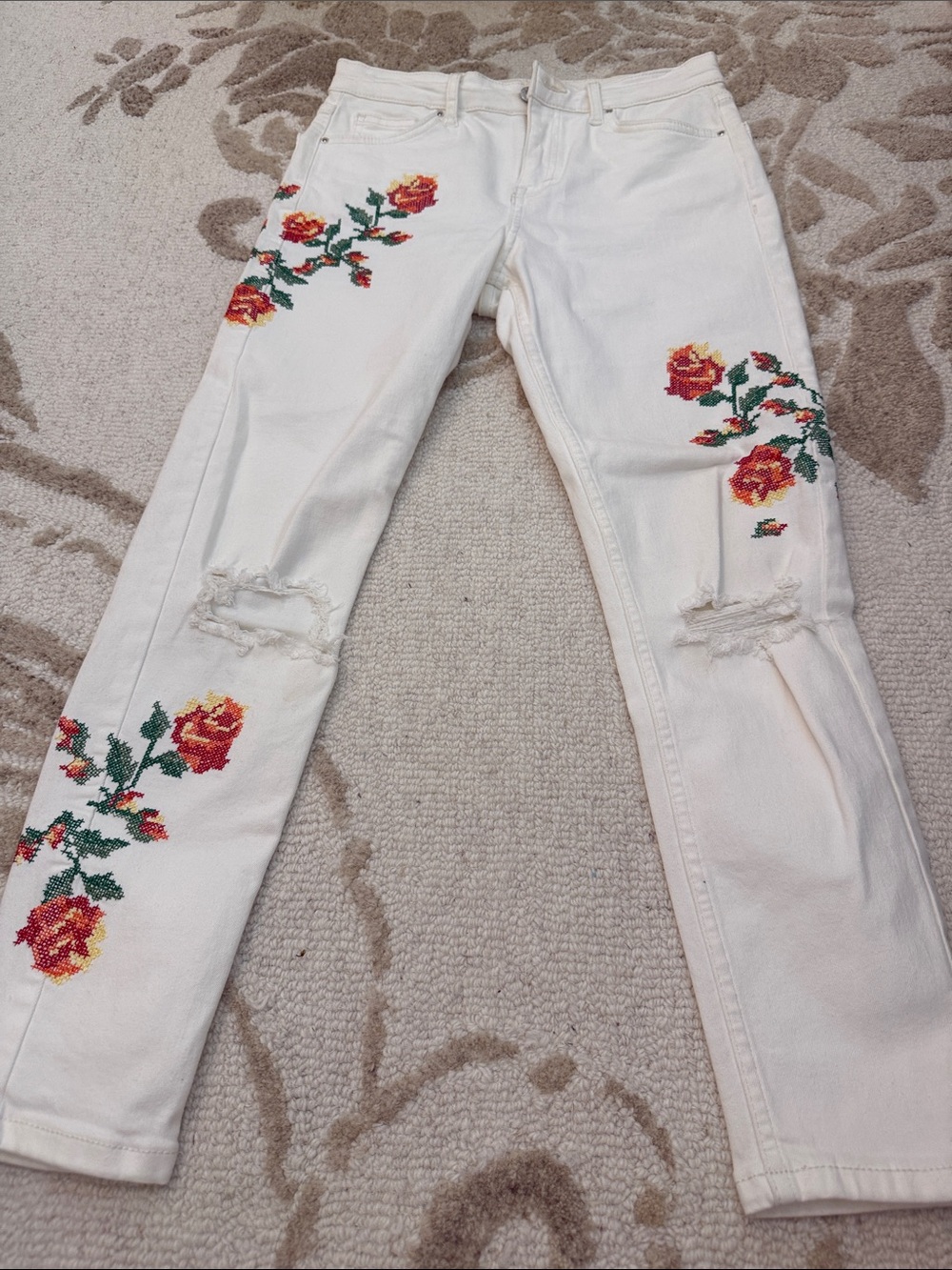 Topshop Jamie Embroidered White Women’s Slim Jeans with Red Rose Detail - Picture 5 of 5